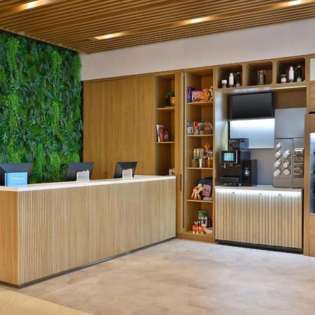 Hilton Garden Inn Dubai Business Bay Экстерьер фото