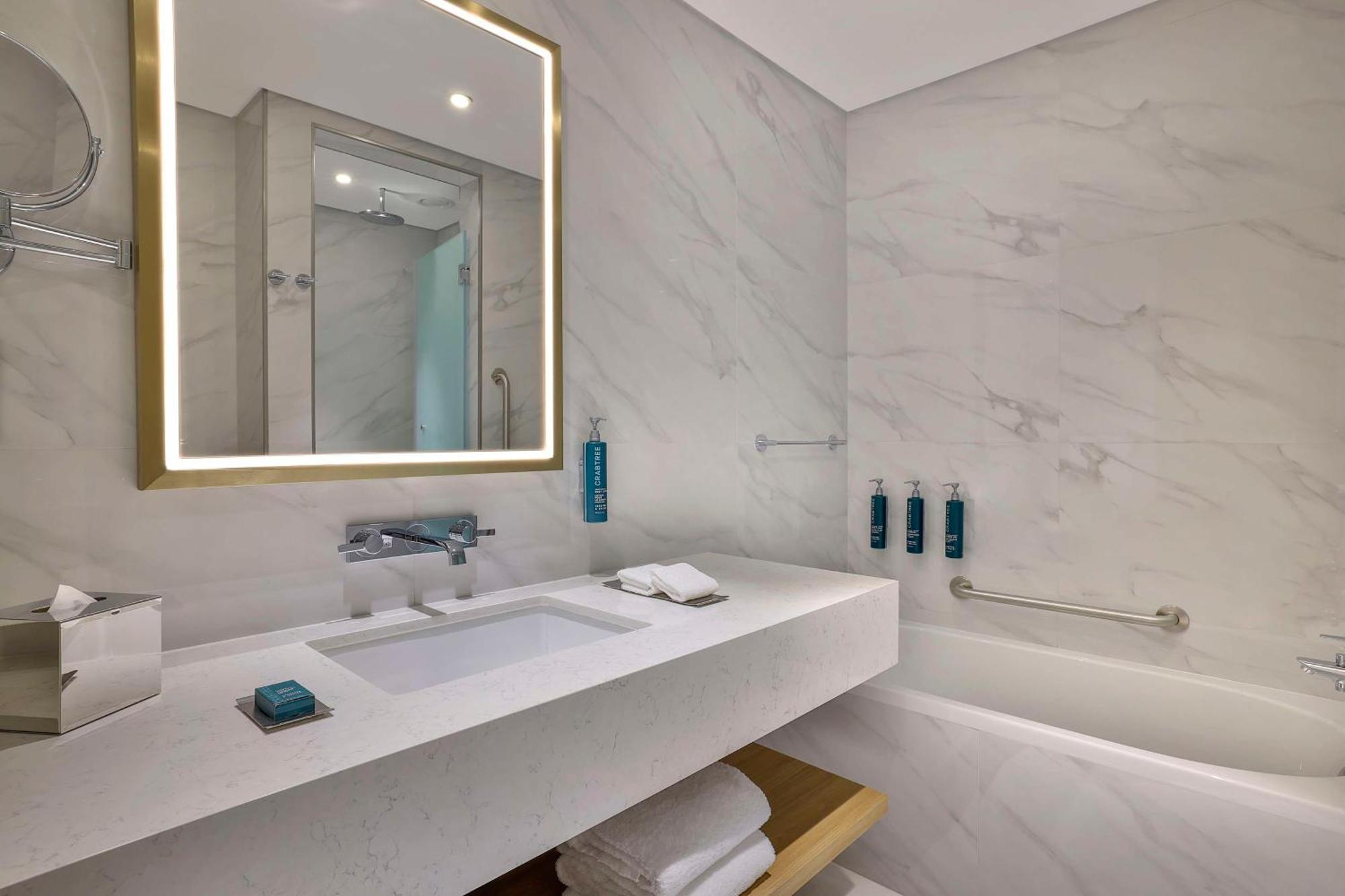 Hilton Garden Inn Dubai Business Bay Экстерьер фото