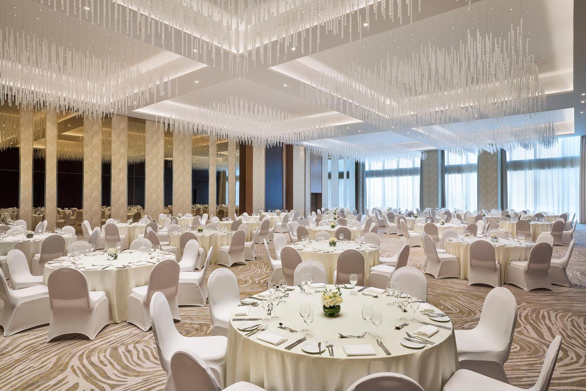 Hilton Garden Inn Dubai Business Bay Экстерьер фото